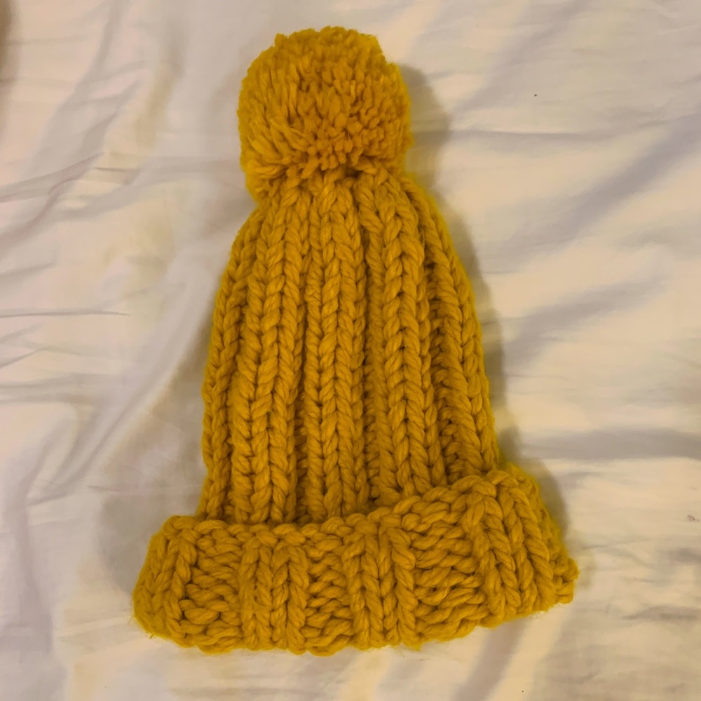 Chunky knit toque with pom in mustard